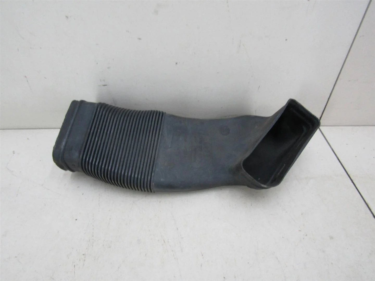 Воздуховод Audi A4 (B5) 1994-2002  [8D0129617E]  1.8T AWM в Вологде