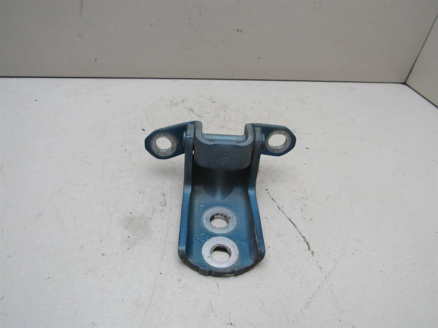 Петля двери Nissan Qashqai (J10) 2006-2014  [824212F030]  2.0 16V  MR20DE в Вологде