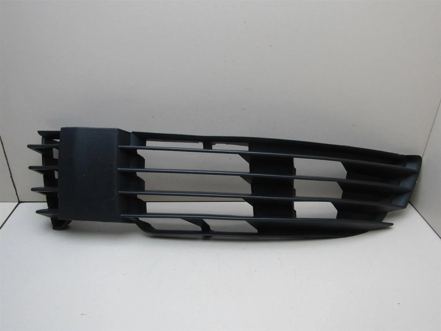 Решетка в бампер левая VW Passat (B5+) 2000-2005  [3B0853665HB41]  в Вологде