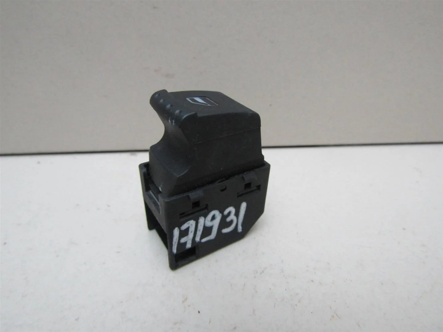 Кнопка стеклоподъемника Seat Leon (1M1) 1999-2006  [1M095985501C]  1.4 AXP в Вологде