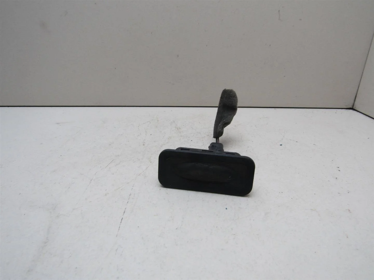 Кнопка открывания багажника Renault Latitude 2010-2015  [8200076256]  в Вологде