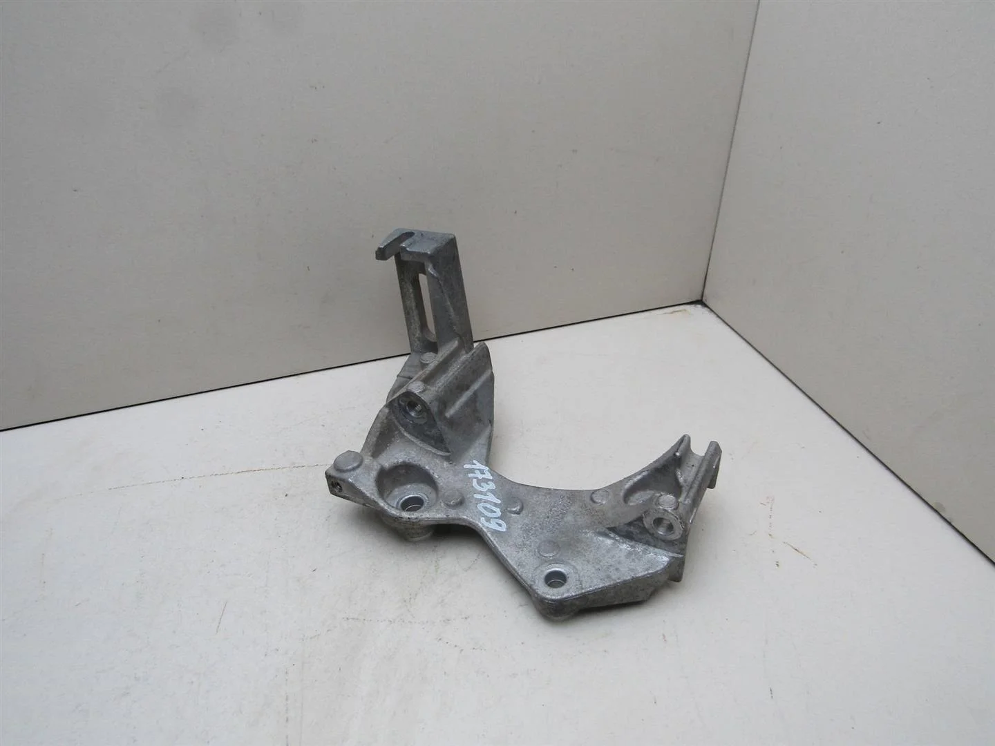 Кронштейн генератора Renault Duster 2012-2021  [117102094R]  1.6  H4M D 430   в Вологде