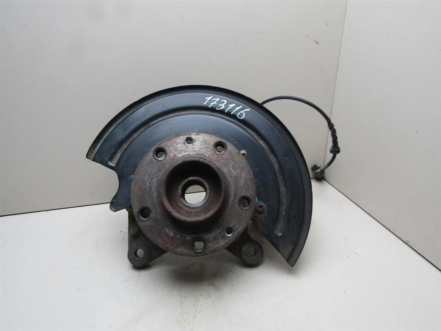 Кулак поворотный передний правый Renault Duster 2012-2021  [8200881916]  1.6  H4M D 430   в Вологде