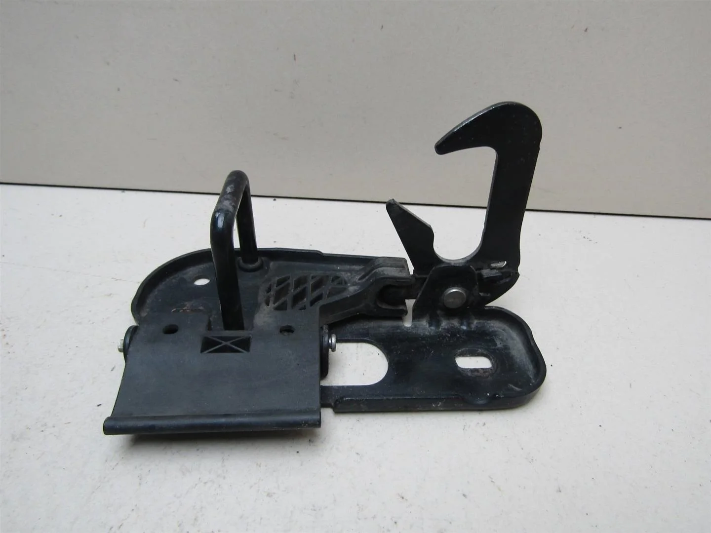 Крючок капота VW Passat (B6) 2005-2010  [3C0823480]  в Вологде