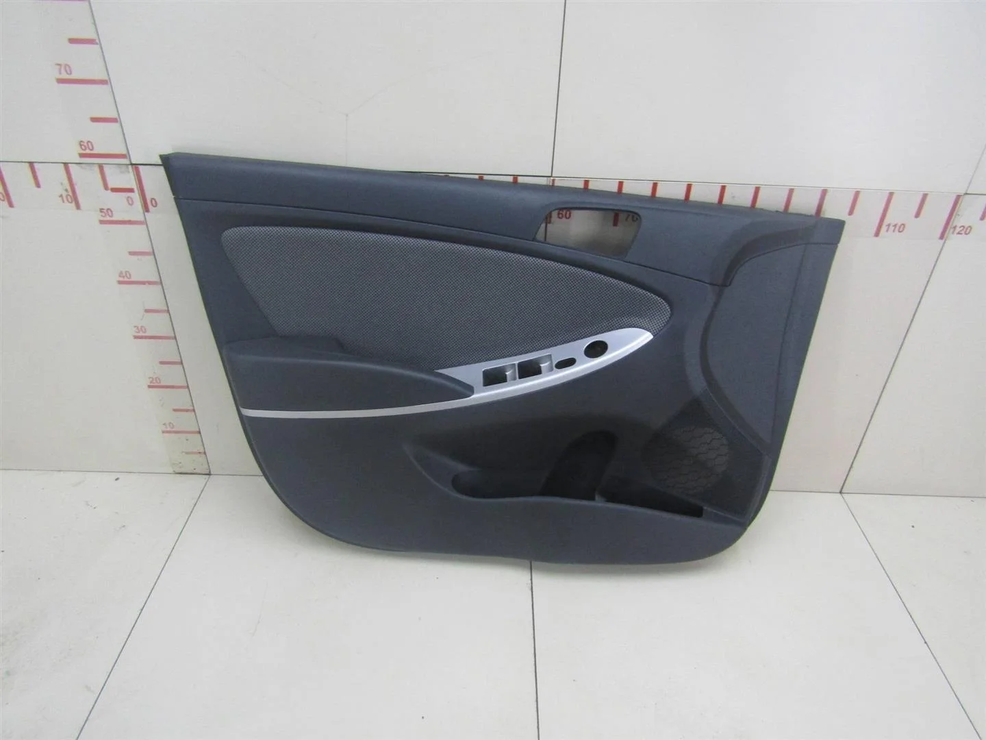 Обшивка двери передней левой Hyundai Solaris 2010-2017  [823014L030PBW ]  1.6 G4FC в Вологде