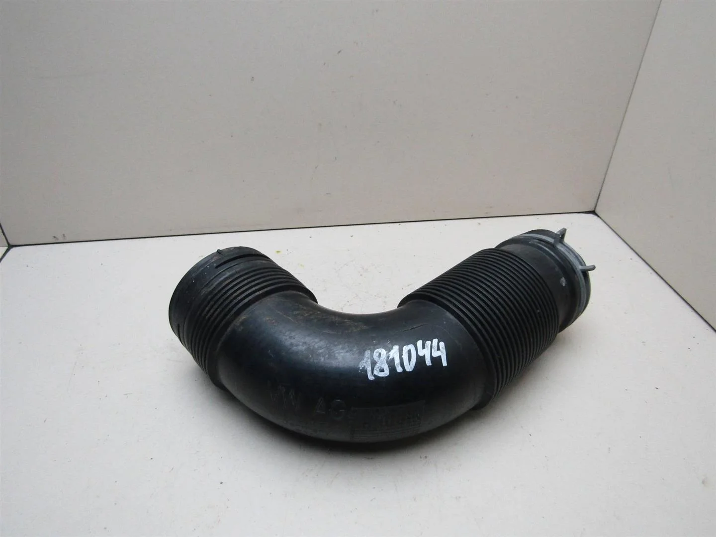 Патрубок воздушного фильтра VW Golf V 2003-2009  [1K0129684T]  1.4 BMY в Вологде