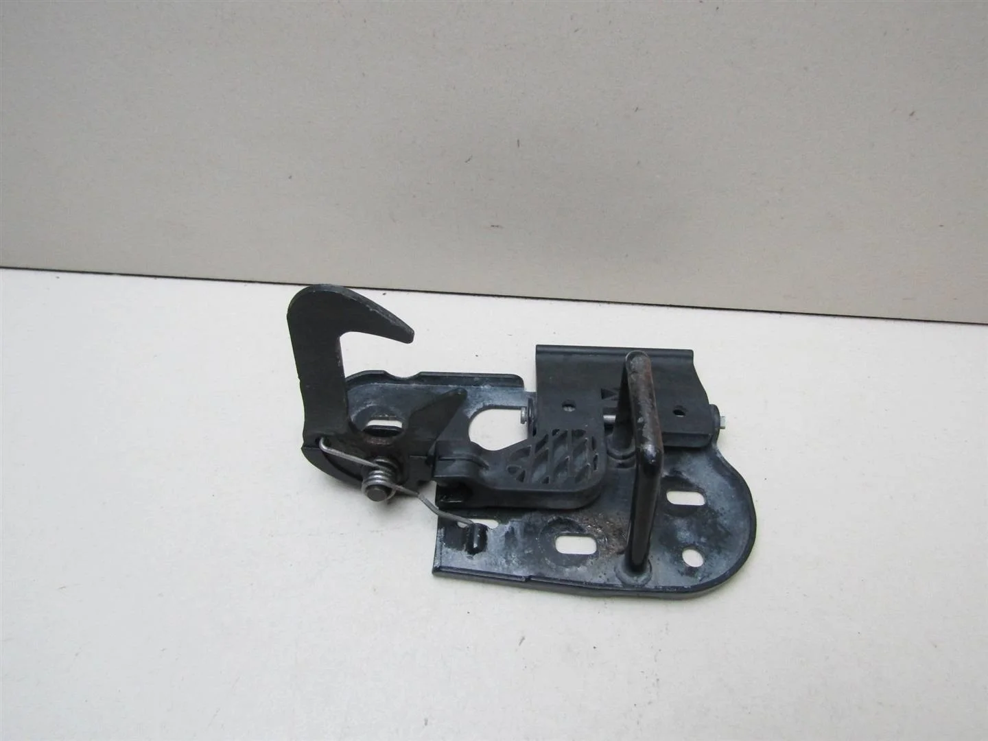 Крючок капота VW Passat (B6) 2005-2010  [3C0823480]  в Вологде