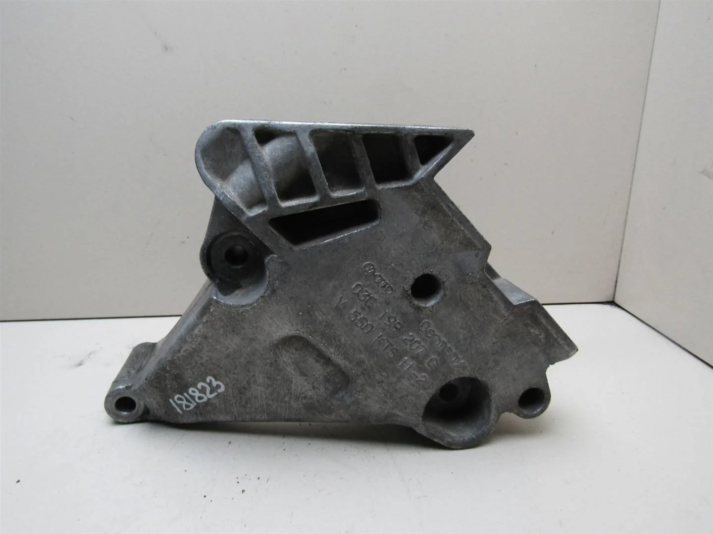 Кронштейн двигателя правый VW Passat (B6) 2005-2010  [03G199207G]  2.0 BMP в Вологде