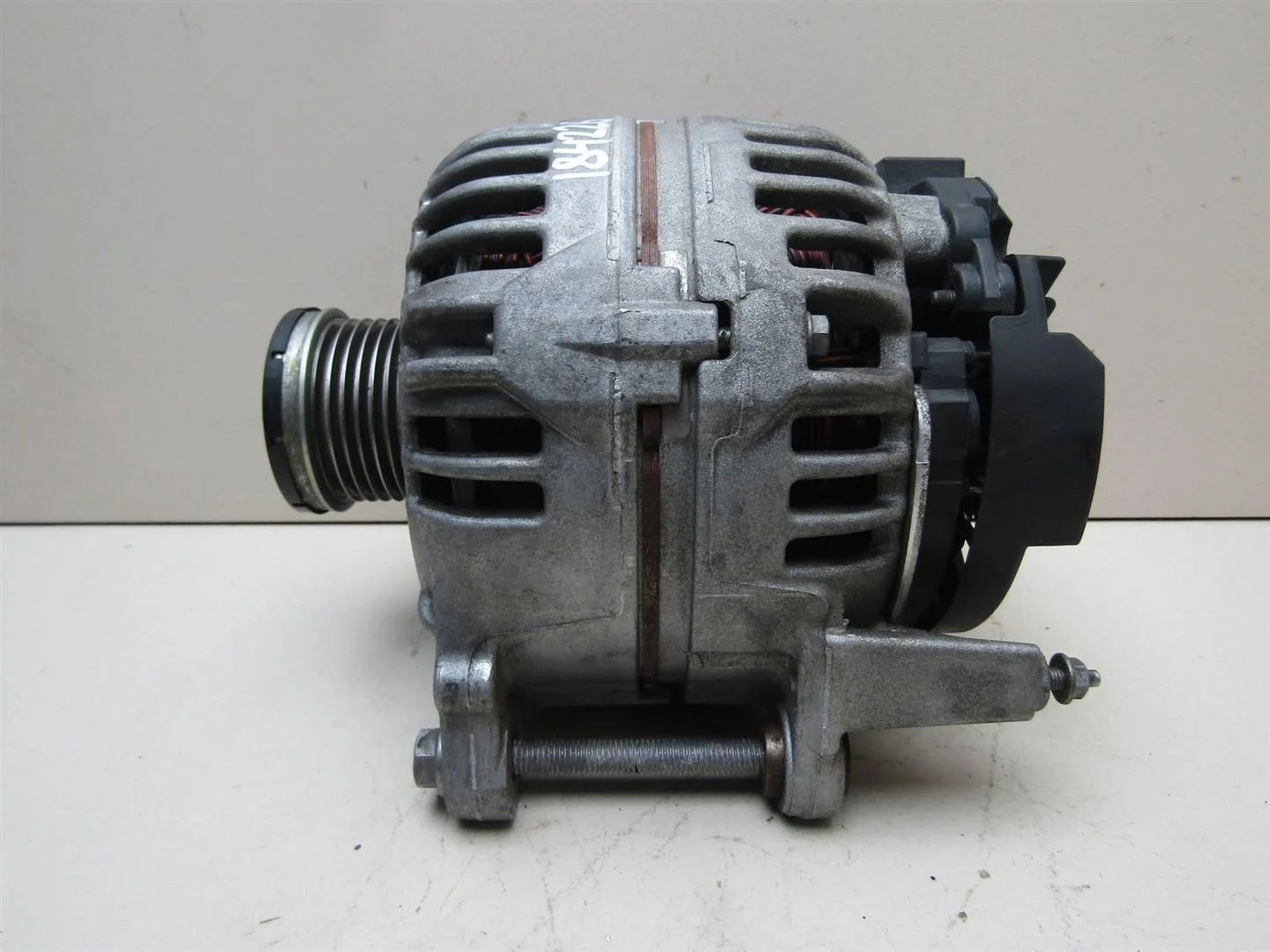 Генератор VW Golf VI 2009-2012  [03F903023D]  в Вологде
