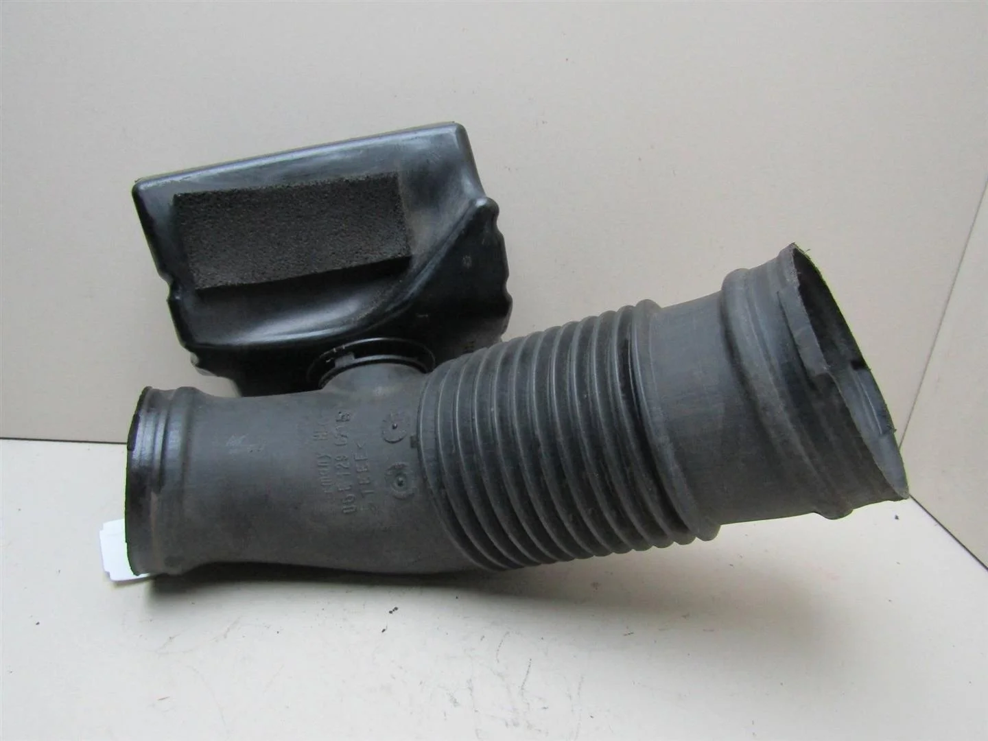 Патрубок воздушного фильтра Audi A6 (C6,4F) 2005-2011  [06E129629E]  2.4 24V BDW в Вологде