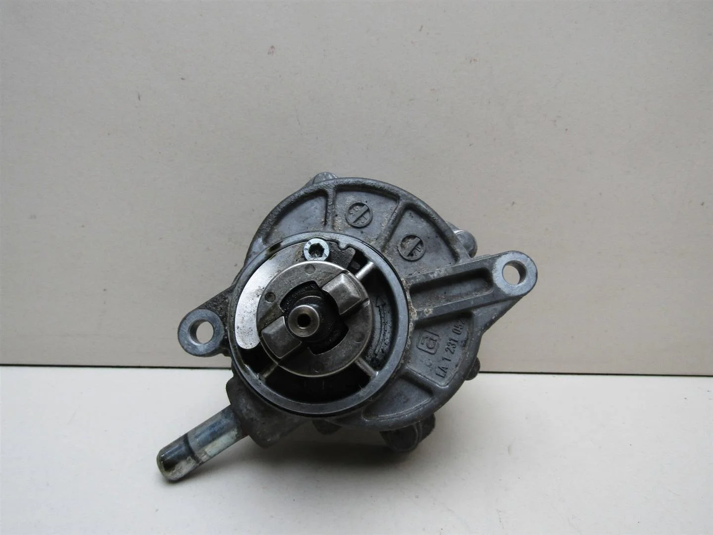Насос вакуумный Mercedes Benz W203 2000-2006  [6462300165]  2.2CDI 646.980 в Вологде