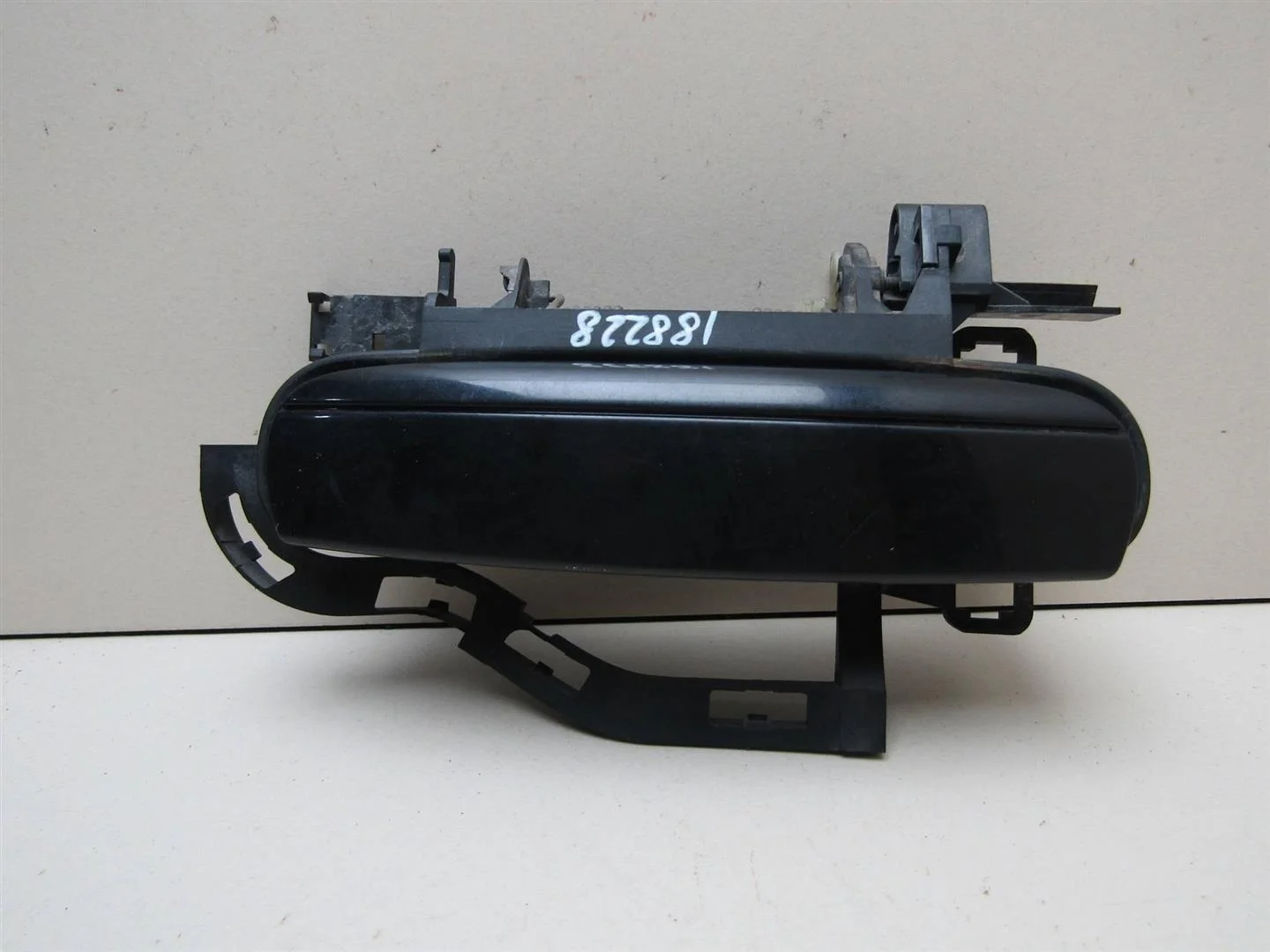 Ручка двери задней наружная левая Audi Allroad quattro 2005-2012  [4F0837207B]  в Вологде