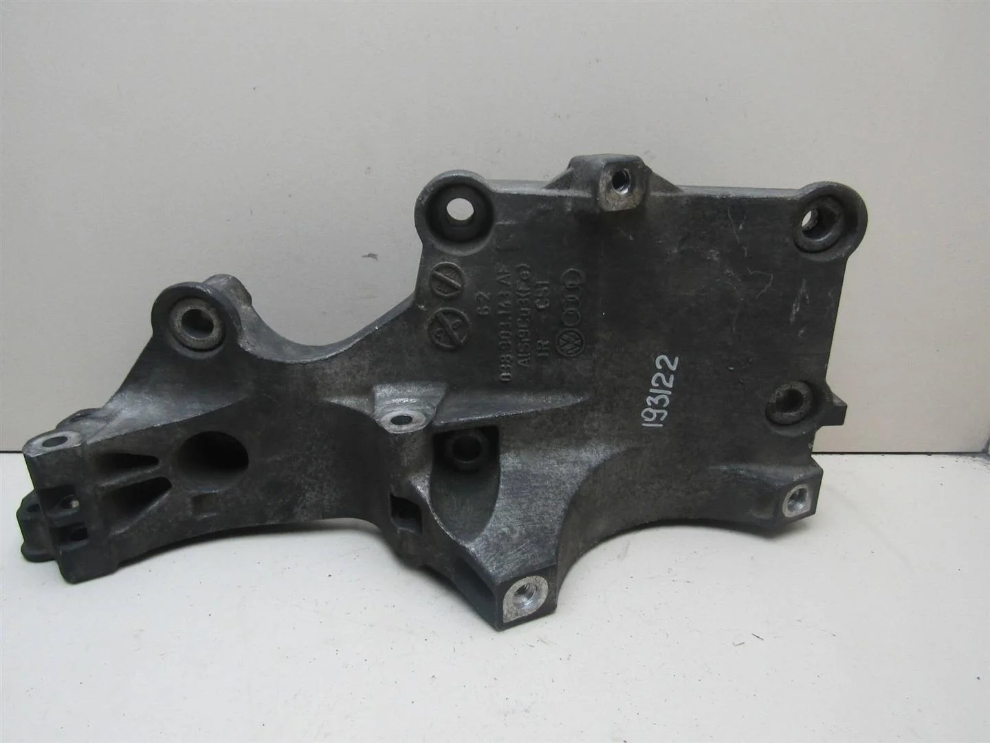 Кронштейн генератора VW Passat (B6) 2005-2010  [038903143AF]  1.9 2.0 в Вологде