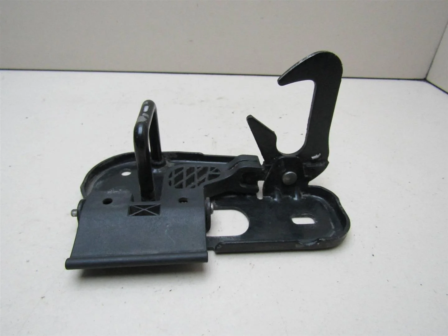 Крючок капота VW Passat (B6) 2005-2010  [3C0823480]  в Вологде