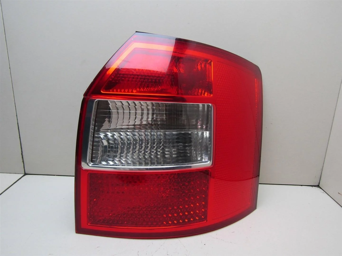 Фонарь задний правый Audi A4 (B6) 2000-2004  [8E9945096A]  в Вологде