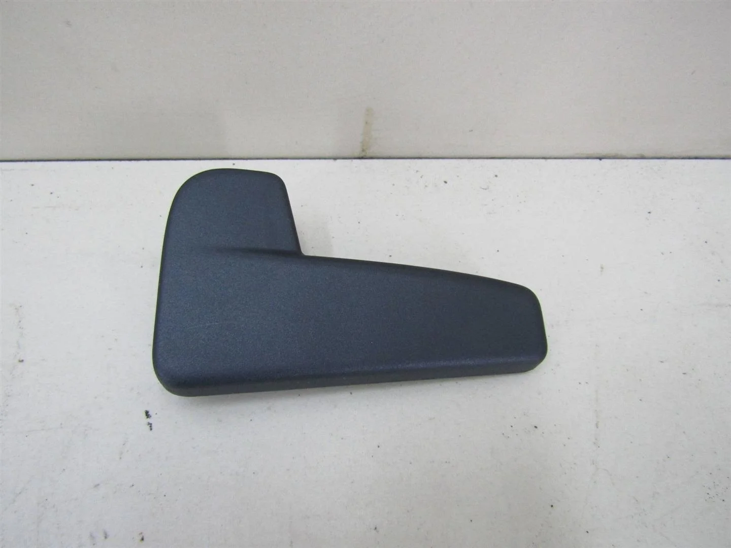 Ручка открывания капота Skoda Rapid 2013-2020  [6R1823533]  в Вологде