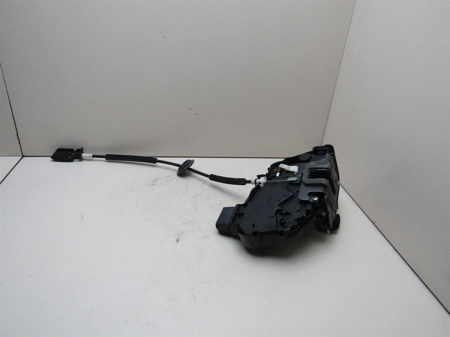 Замок двери передней правой Land Rover Discovery III 2004-2009  [FQJ000207]  2.7 в Вологде