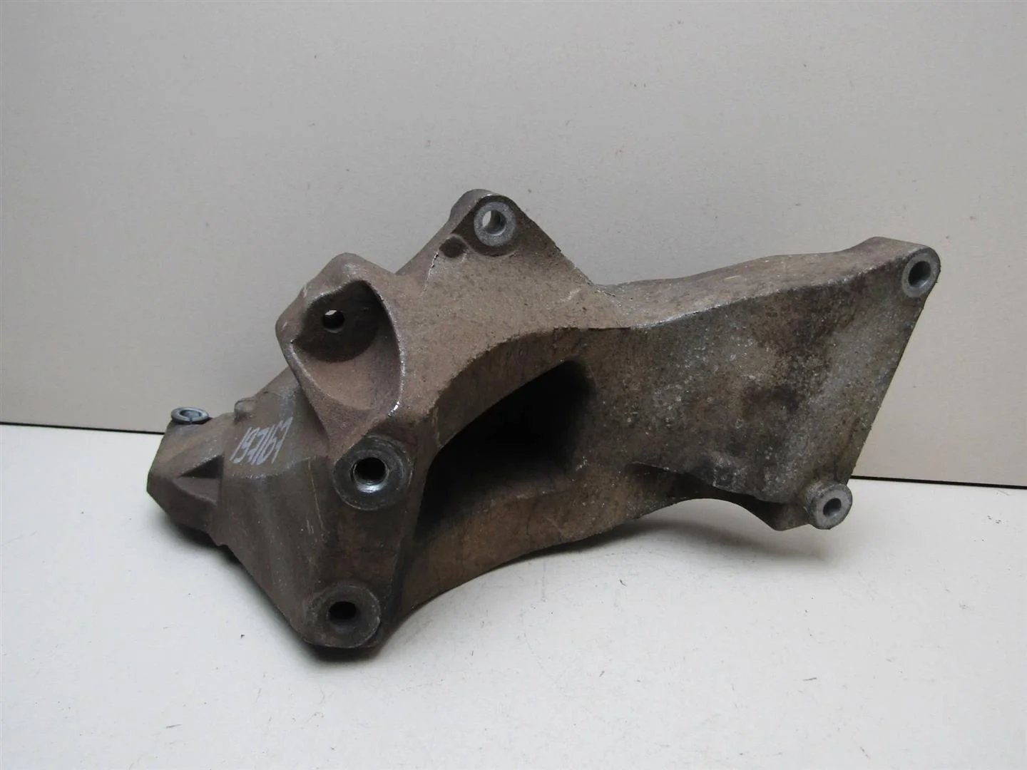 Кронштейн генератора Land Rover Discovery III 2004-2009  [YLU500380]  2.7 в Вологде