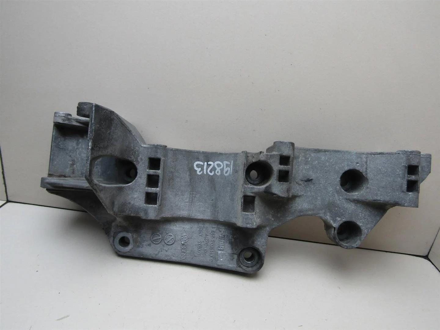 Кронштейн генератора VW Transporter T5 2003-2015  [045903141C]  1.9 в Вологде