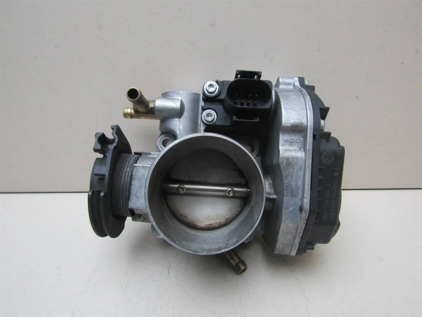 Заслонка дроссельная Skoda Octavia (A4 1U-) 2000-2011  [06A133064J]  1.6 AKL в Вологде