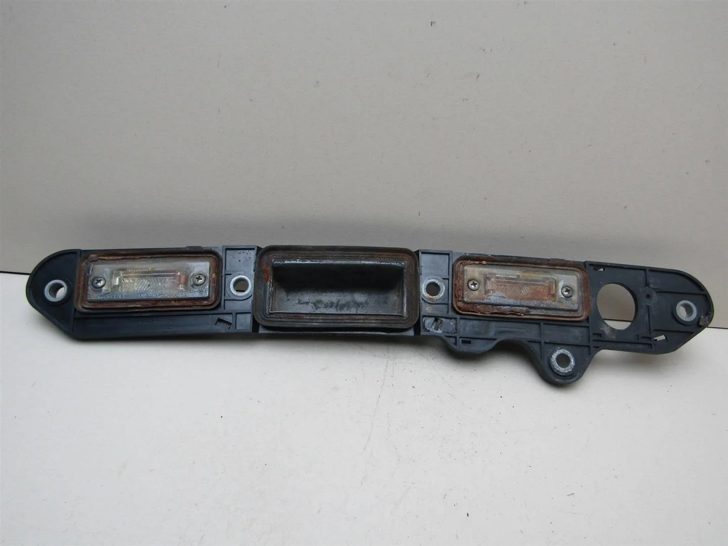 Кнопка открывания багажника VW Touran 2003-2010  [1T0827574L]  в Вологде