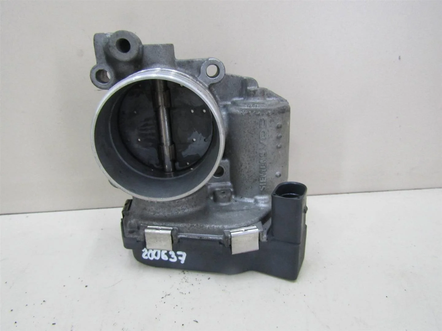Заслонка дроссельная VW Passat (B6) 2005-2010  [06F133062B]  2.0 FSI BVY в Вологде