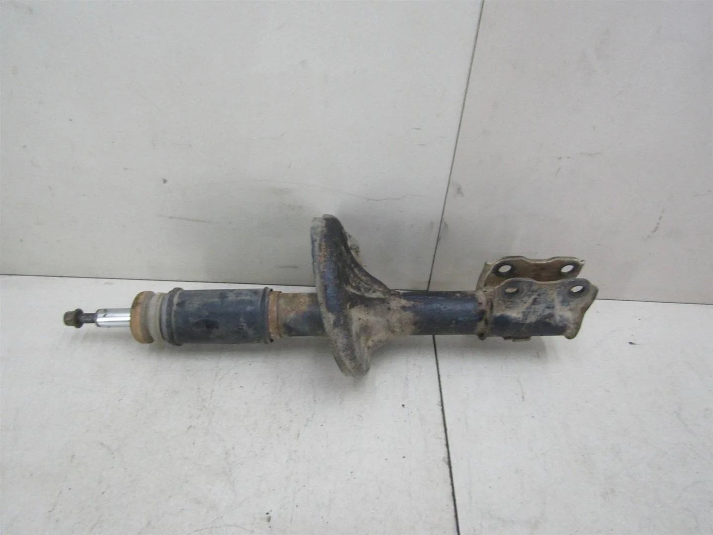 Амортизатор передний Mitsubishi Lancer (CS) 2003-2006  [4060A320]  1.6 16V 4G18 в Вологде