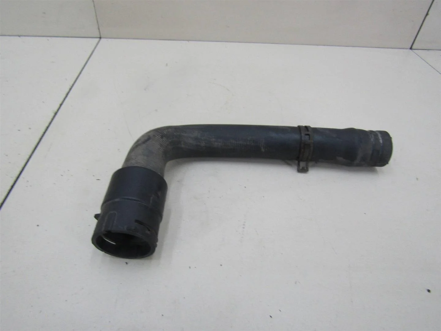 Патрубок радиатора VW Passat (B5) 1996-2000  [8D0121101K]  1.6 AHL в Вологде