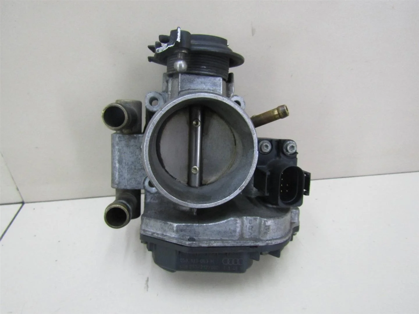 Заслонка дроссельная VW Passat (B5) 1996-2000  [058133063H]  1.6 1.8 в Вологде