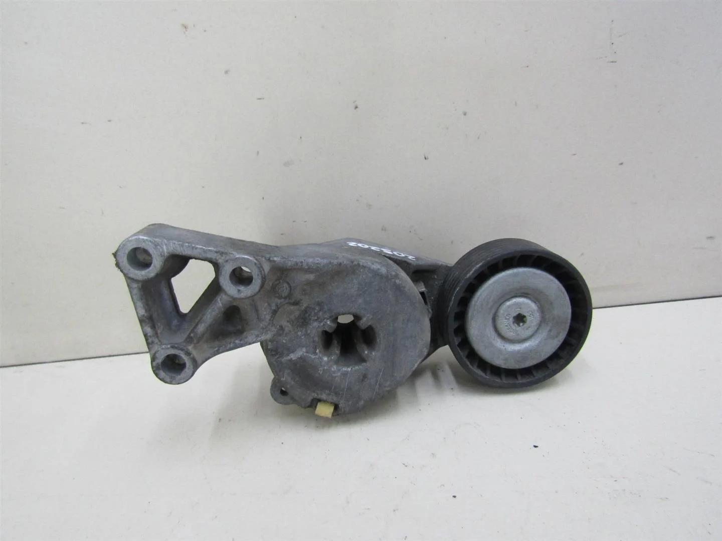 Ролик руч.ремня с кронштейном VW Golf IV \Bora 1997-2005  [06A903315E]  в Вологде