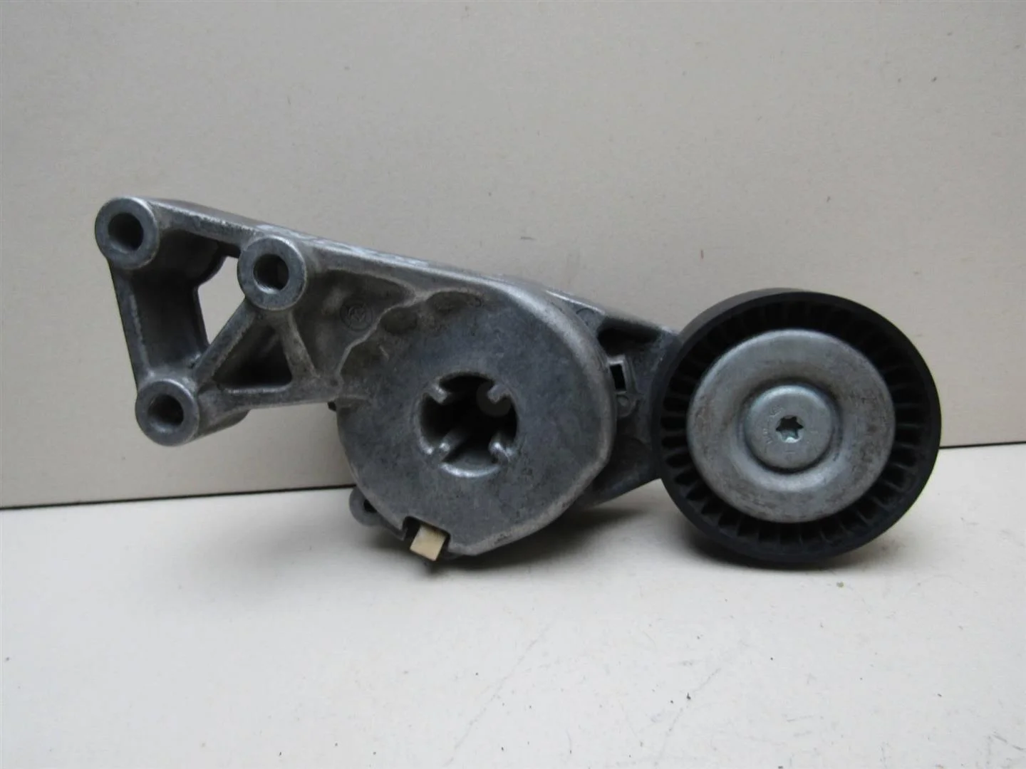 Ролик руч.ремня с кронштейном VW Golf IV \Bora 1997-2005  [06A903315E]  1.6 BFQ в Вологде