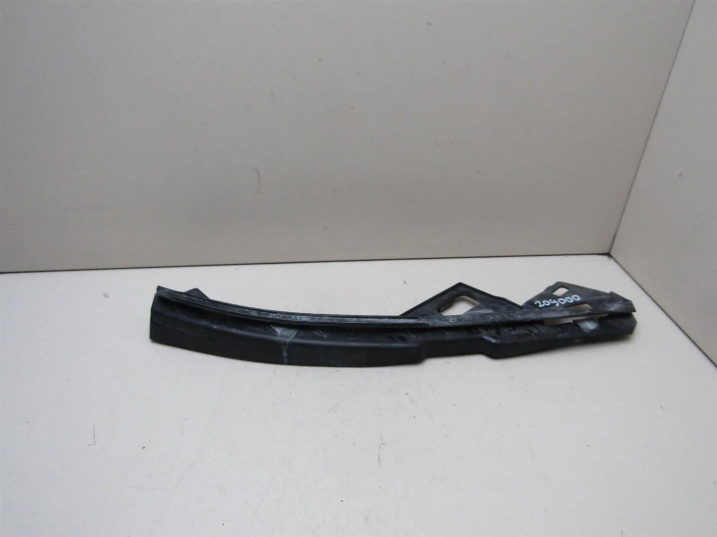 Кронштейн фар правый Volvo V50 2004-2012  [30744957]  в Вологде