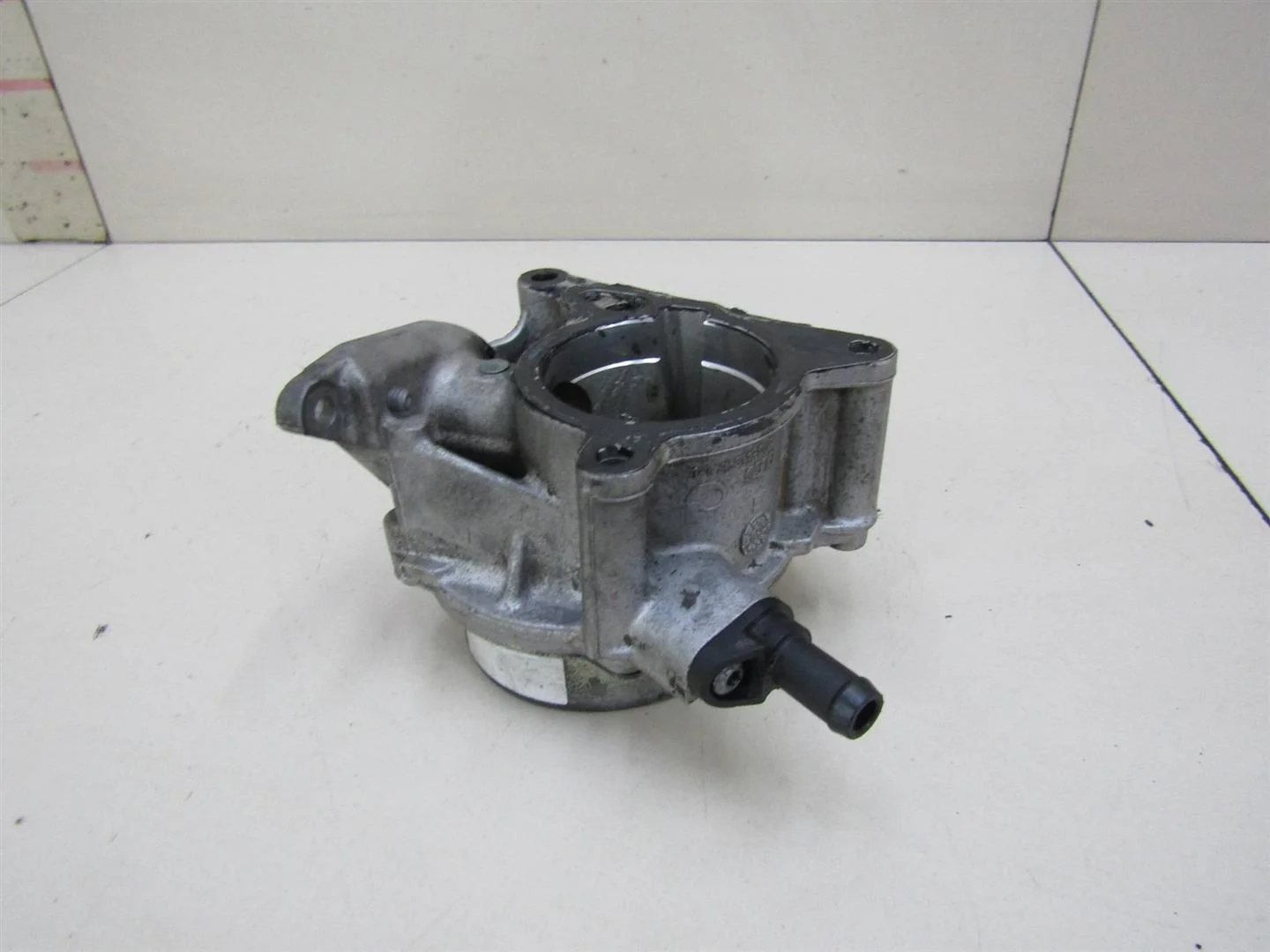 Насос вакуумный VW Passat (B6) 2005-2010  [06H145100AB]  1.8  2.0 в Вологде