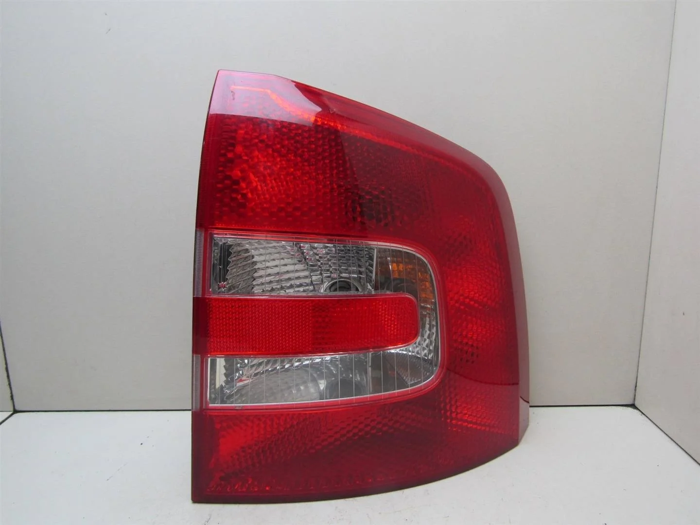 Фонарь задний левый Skoda Octavia (A5 1Z-) 2004-2013  [1Z9945111B]  в Вологде