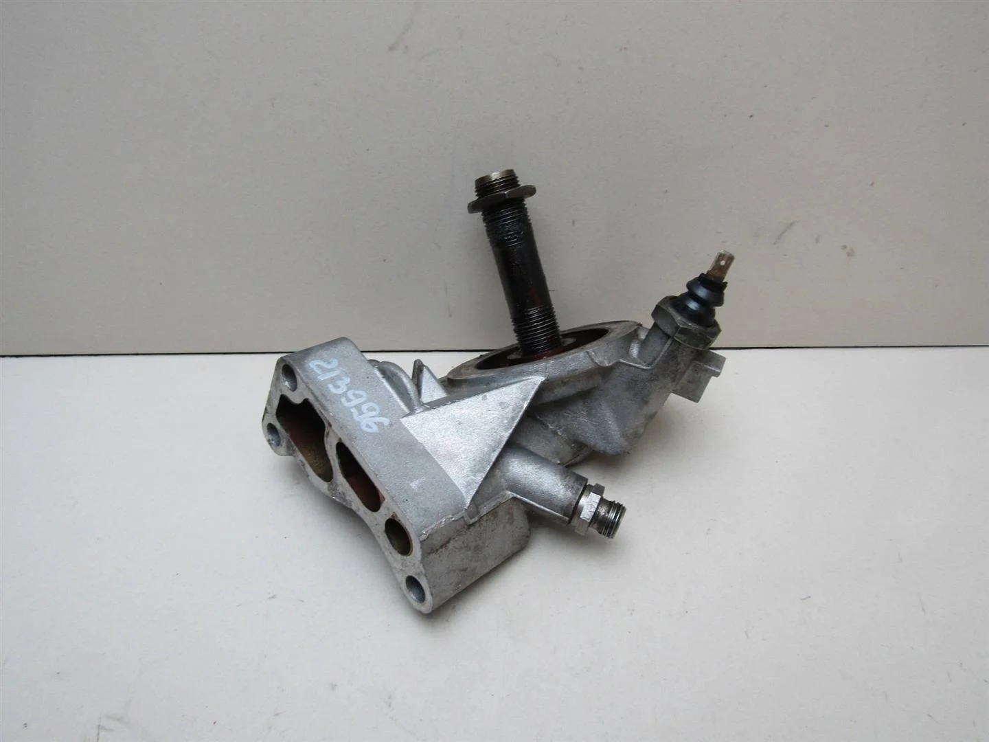 Кронштейн масляного фильтра Audi A4 (B5) 1994-2002  [058115405C]  1.8 AEB в Вологде