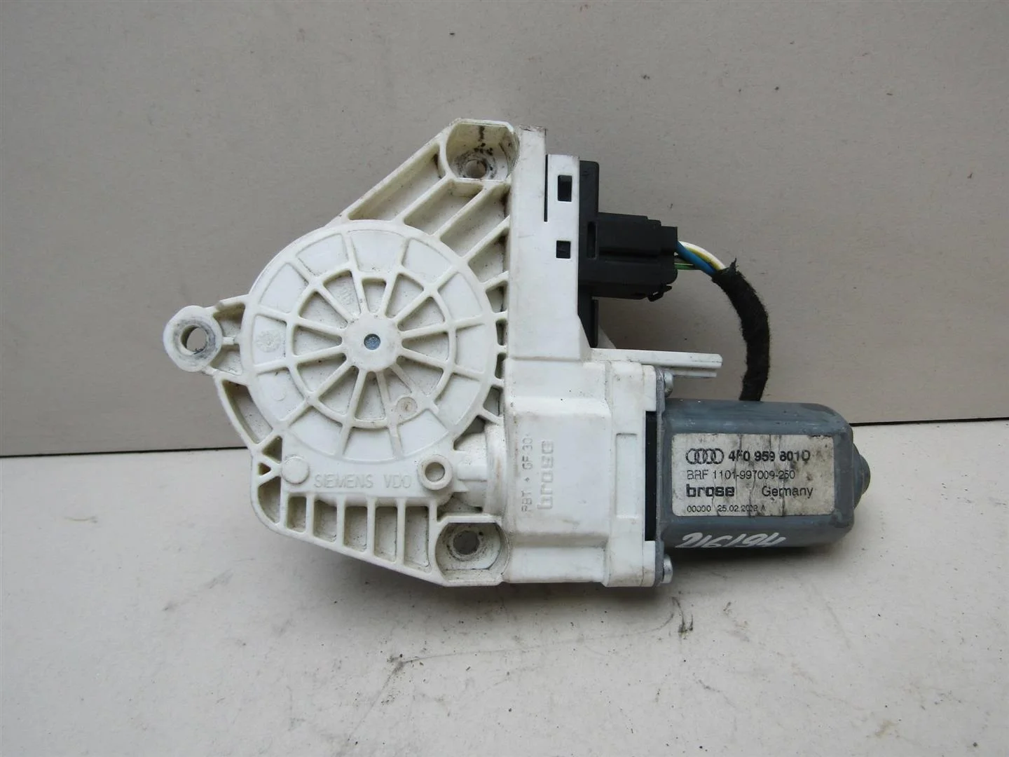 Моторчик стеклоподъемника Audi A6 (C6,4F) 2005-2011  [4F0959801D]  в Вологде