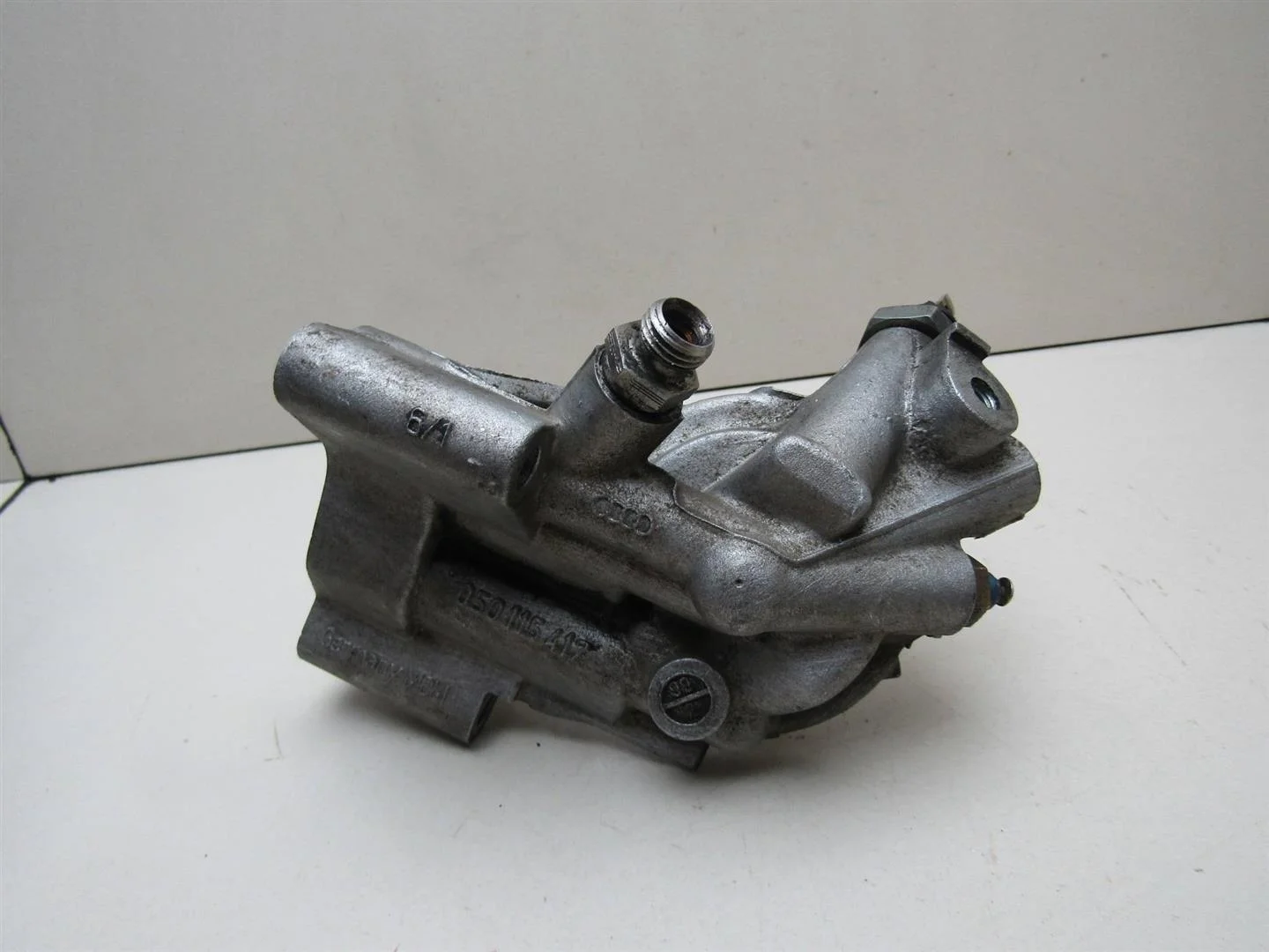 Кронштейн масляного фильтра Audi A4 (B5) 1994-2002  [058115405C]  1.8 AEB в Вологде