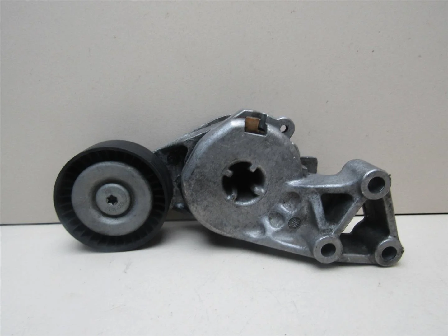 Ролик руч.ремня с кронштейном VW Golf IV \Bora 1997-2005  [06A903315E]  1.6 BFQ в Вологде