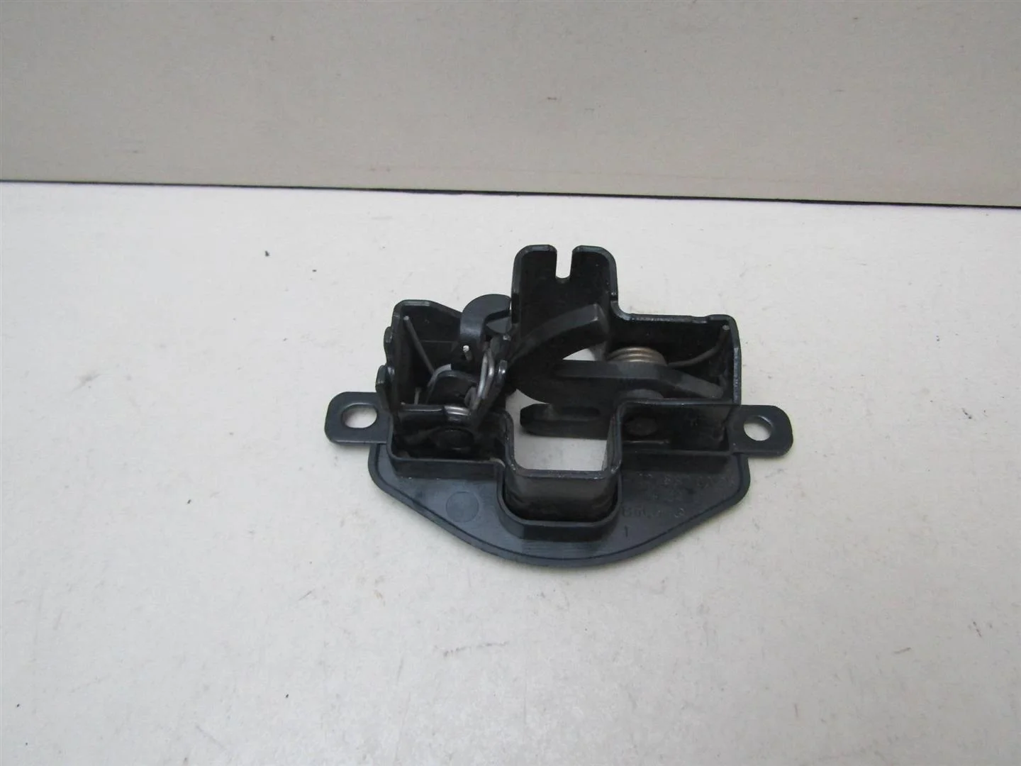 Замок капота Mercedes Benz W221 2005-2013  [A2218800060]  в Вологде