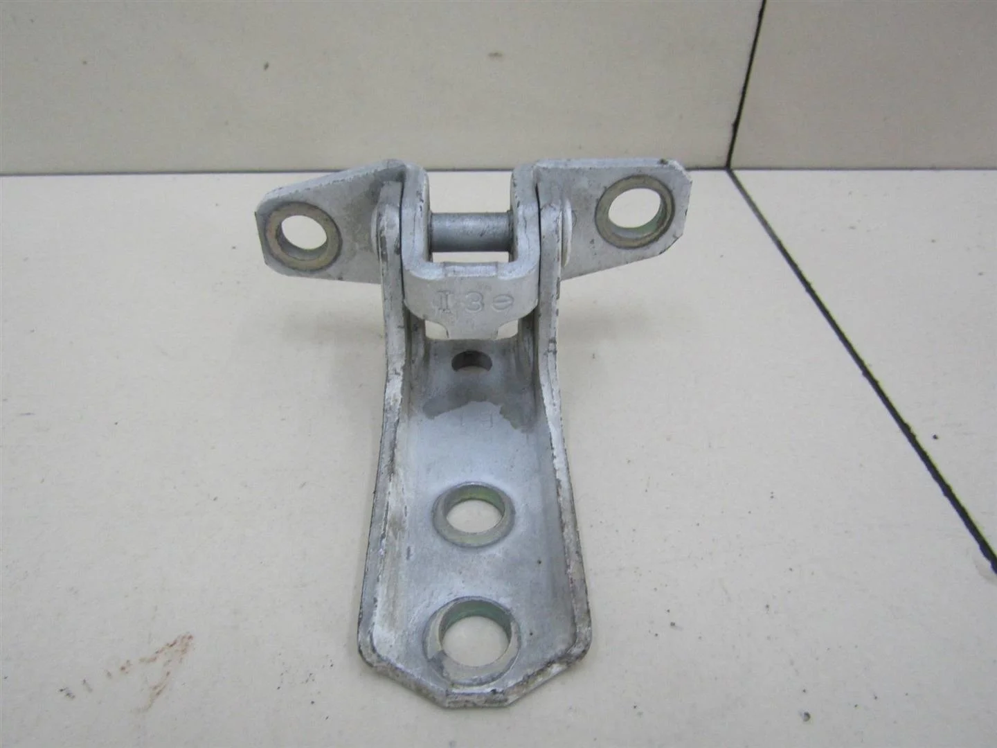 Петля двери Mitsubishi ASX 2010-2016  [5702A005]  1.8 16V 4B10 в Вологде