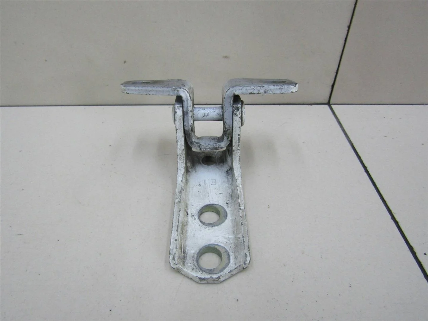 Петля двери Mitsubishi ASX 2010-2016  [5702A005]  1.8 16V 4B10 в Вологде