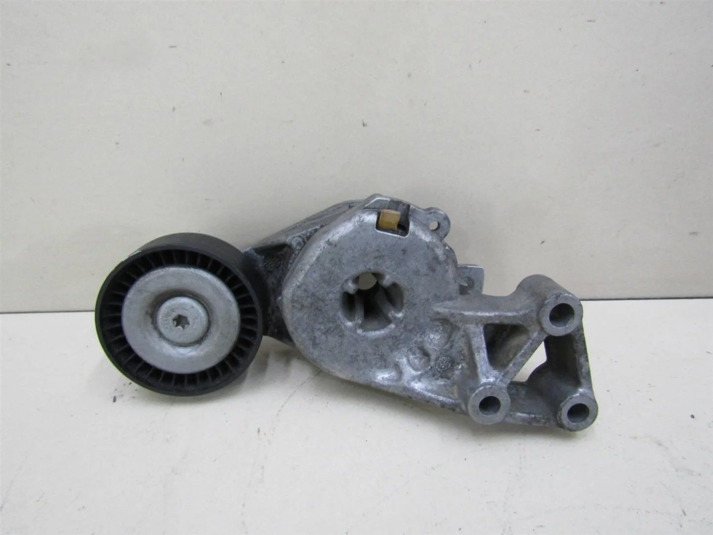 Ролик руч.ремня с кронштейном VW Golf IV \Bora 1997-2005  [06A903315E]  1.6 BFQ в Вологде
