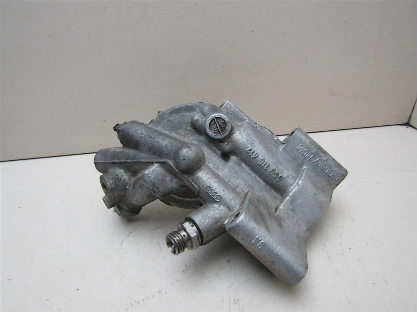 Кронштейн масляного фильтра Audi A4 (B5) 1994-2002  [058115405C]  1.8 AEB в Вологде