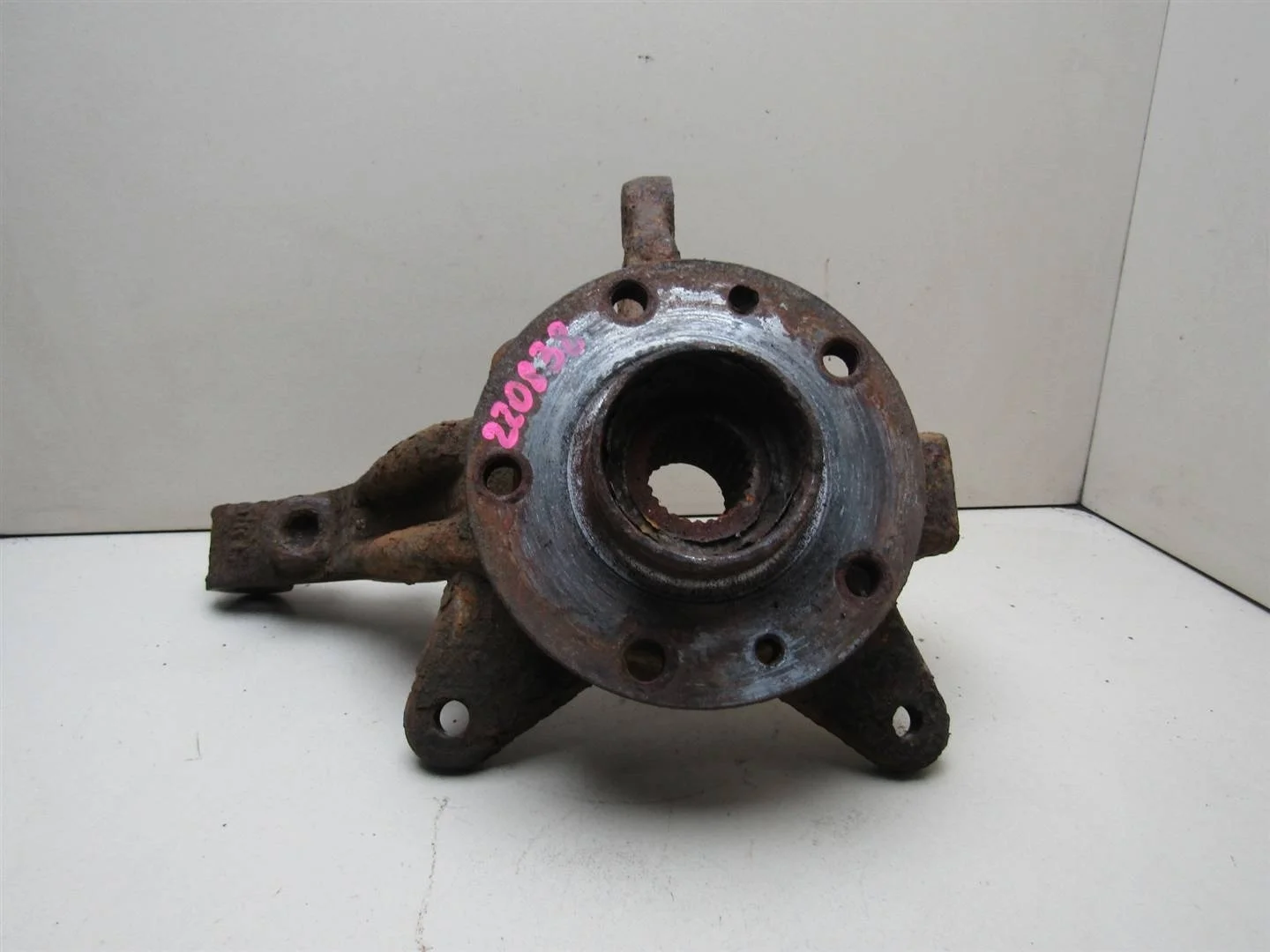 Кулак поворотный передний левый Renault Kangoo 2008-2021  [8200755585]  1.5 8V K9K 802 в Вологде