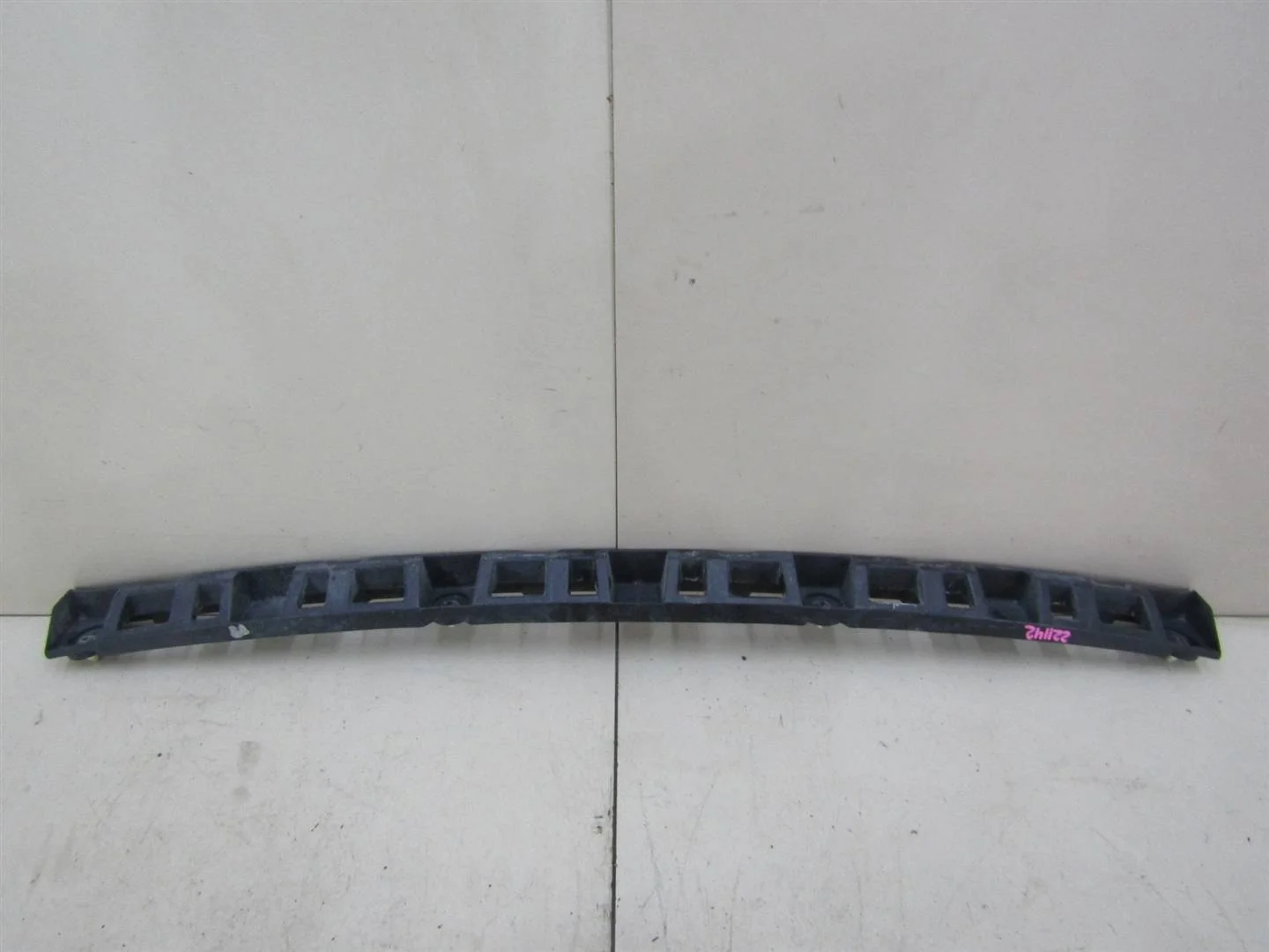 Направляющая заднего бампера центральная VW Polo (Sed RUS) 2011-2020  [6RU807863]  1.6 CFNA в Вологде