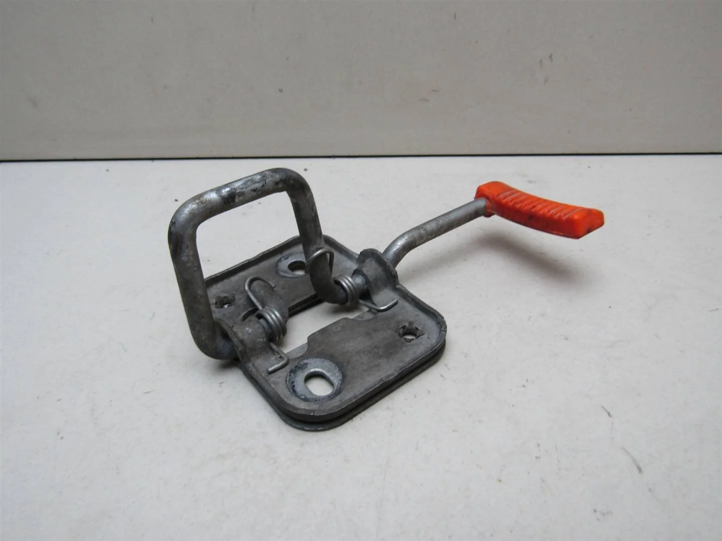 Крючок капота VW Polo (Sed RUS) 2011-2020  [6R0823186C]  1.6 CFNA в Вологде