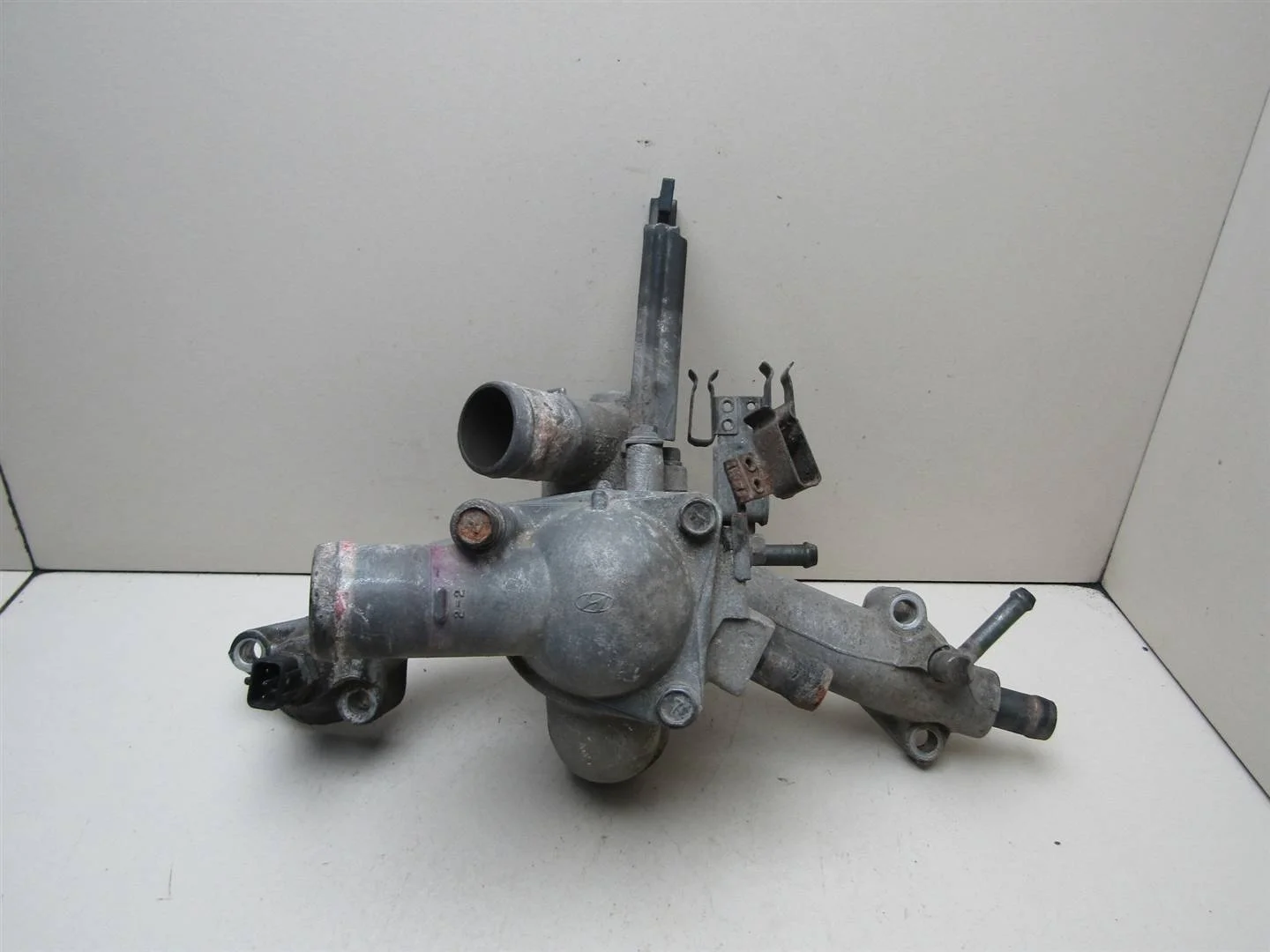 Корпус термостата Hyundai Santa Fe (SM) \Santa Fe Classic 2000-2012  [2562037350]  2.7 24v G6BA в Вологде