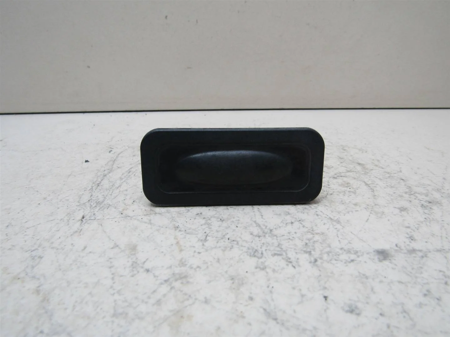 Кнопка открывания багажника Renault Scenic 2009-2015  [8200076256]  1.5 DCI K9K в Вологде