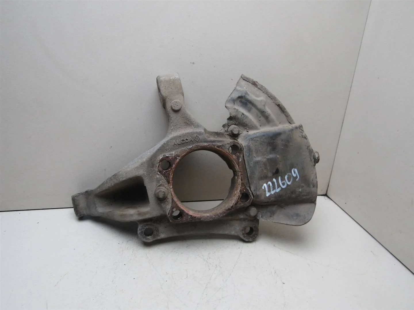 Кулак поворотный передний левый Volvo XC70 Cross Country 2000-2006  [30760714]  B5254T2 в Вологде
