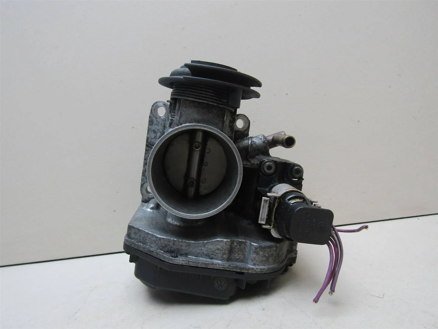 Заслонка дроссельная VW Golf IV \Bora 1997-2005  [030133064F]  AHW,AKQ,AEE в Вологде